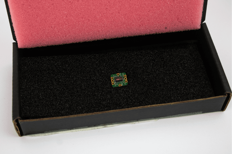 MAXREFDES117 optical heart rate sensor module unboxing contents Complete MAXREFDES117 module package contents