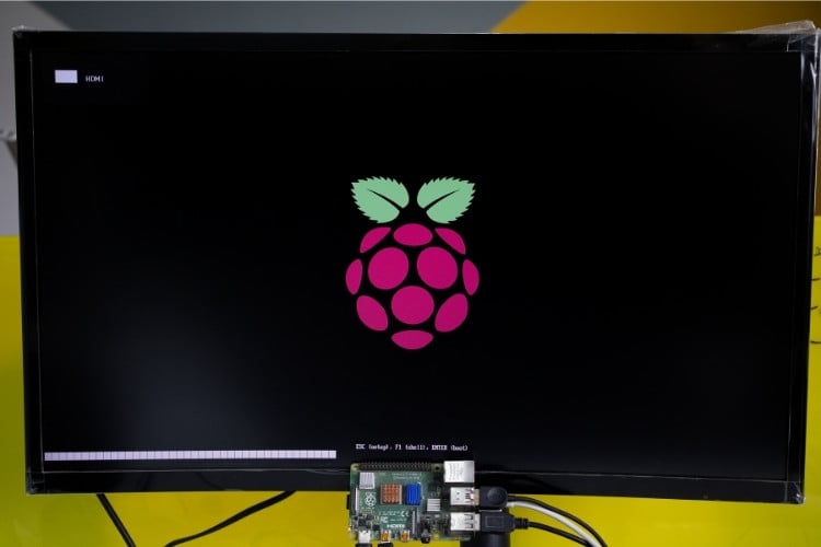 Raspberry Pi booting Windows 11 ARM with Windows logo and loading animation