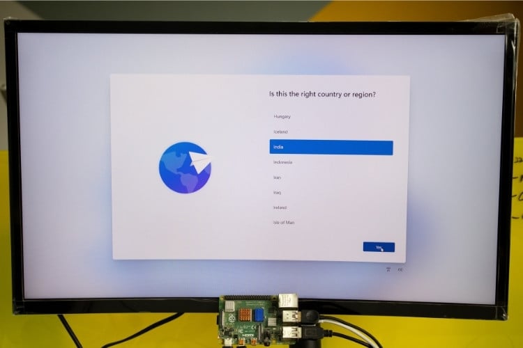 Windows 11 setup on Raspberry Pi showing region selection screen
